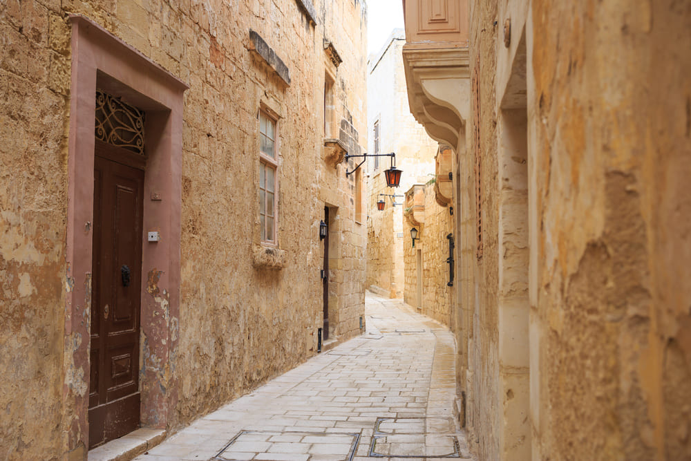 Jedna z malebných kamenných uliček starého města Mdina, Malta
