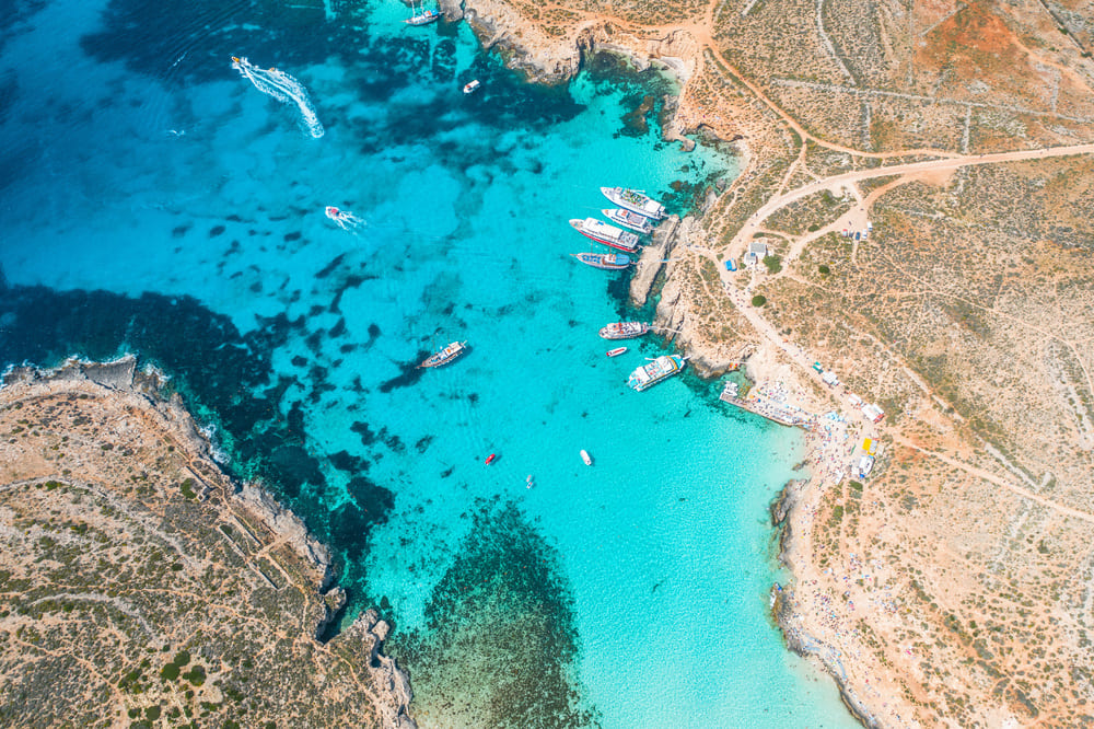 Legendární Blue Lagoon na ostrově Comino, Malta