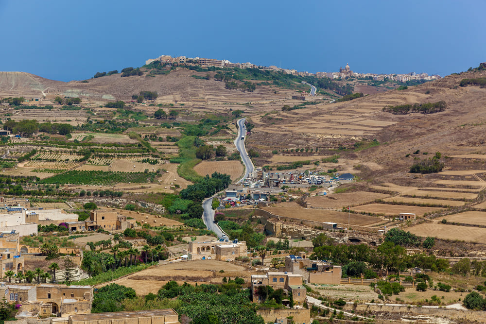 Pohled na ostrov Gozo z Citadely Victoria