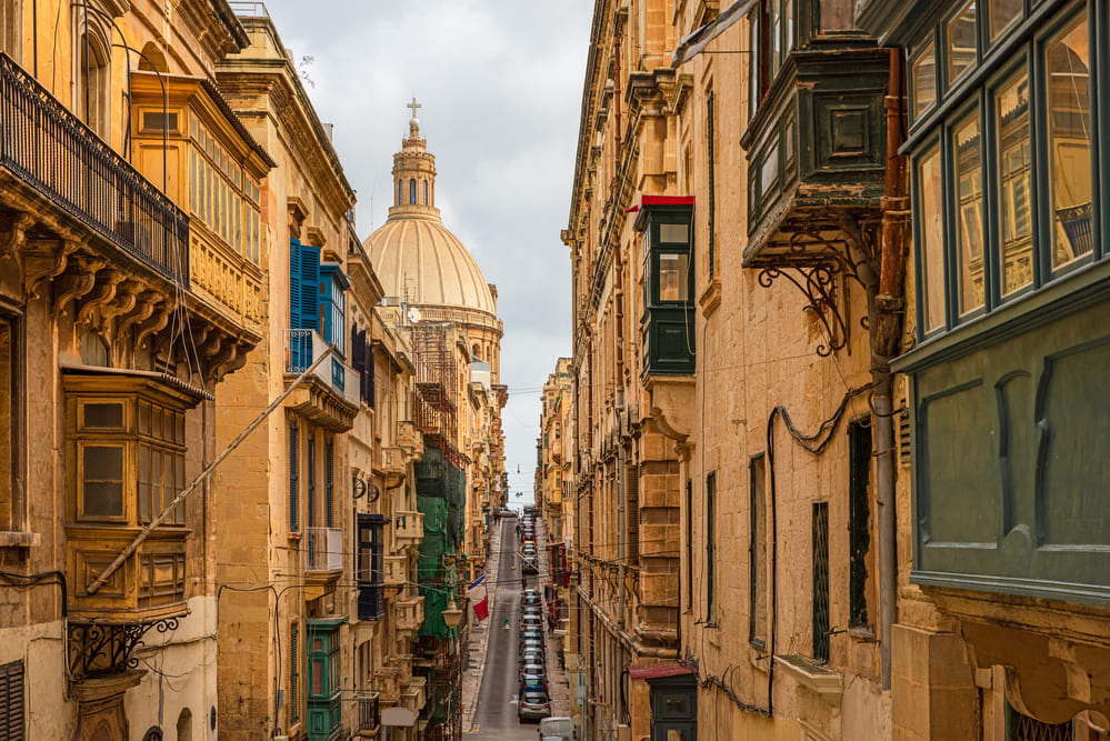 typické úzké uličky hlavního města Malty - Valetty