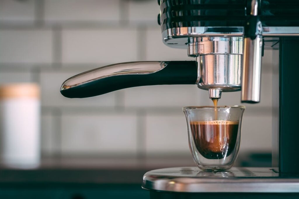 automatický pákový kávovar právě připravuje šálek skvělé kávy