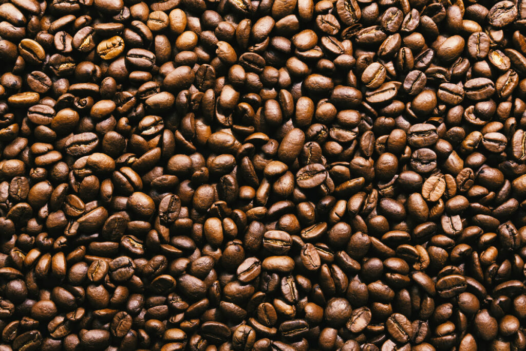 čerstvě pražené kávové boby