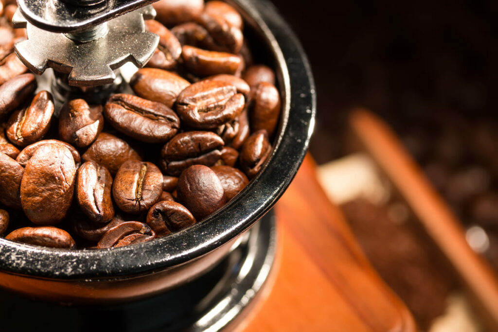 detail ručního mlýnku na kávu